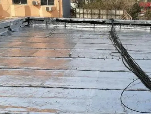 张家口市卫生间漏水维修公司分享下张家口市屋面楼顶防水刚性防水层施工要点。